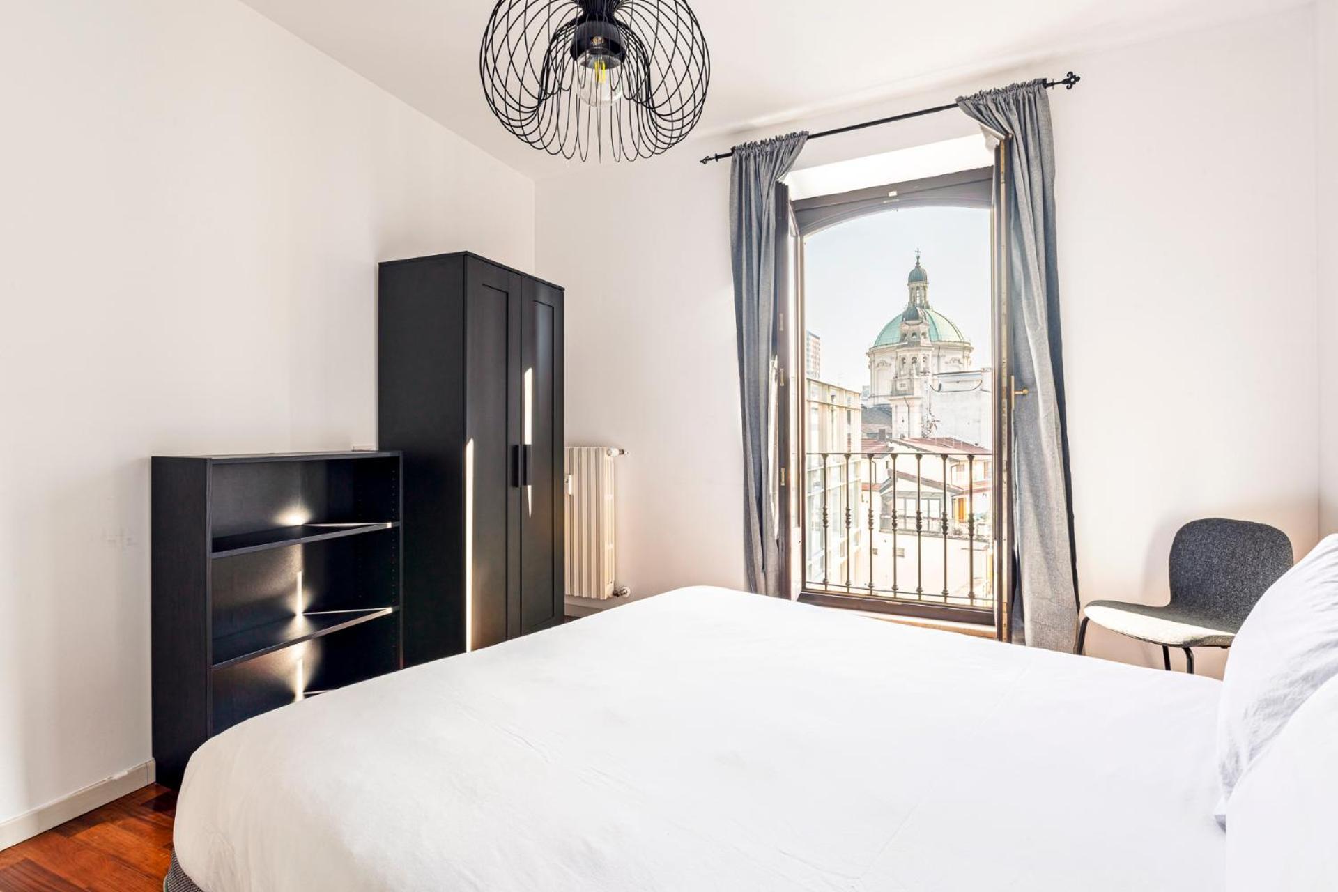 Elegant 2 Bedrooms Near Duomo Apartment