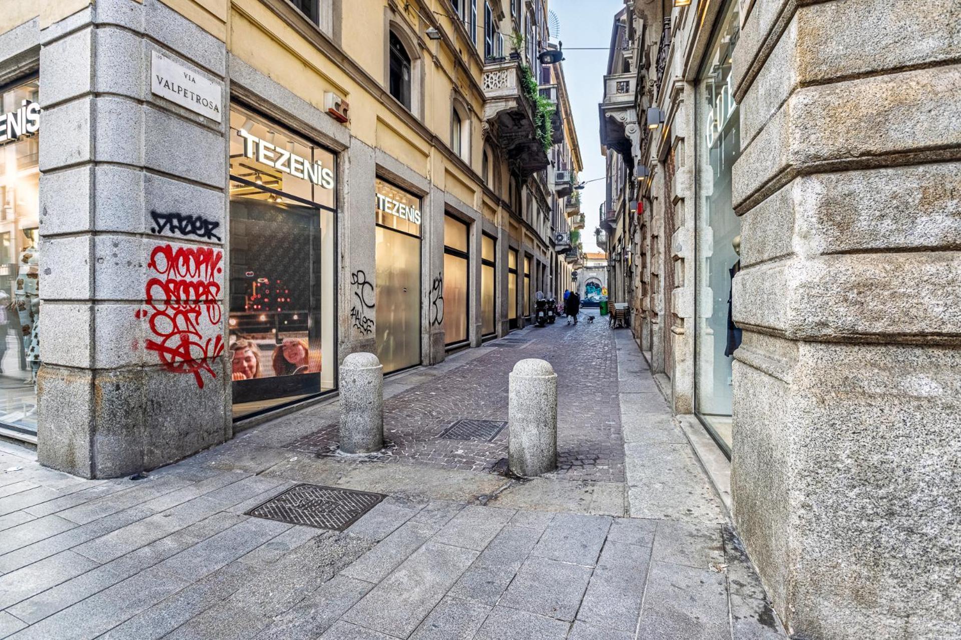 Elegant 2 Bedrooms Near Duomo Apartment *