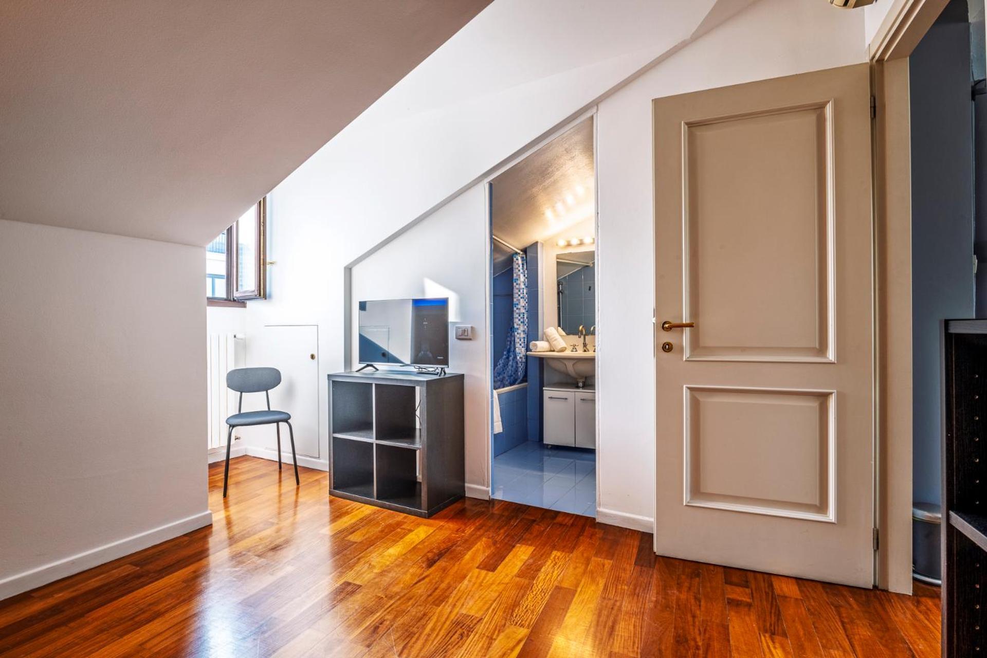 Elegant 2 Bedrooms Near Duomo Apartment *