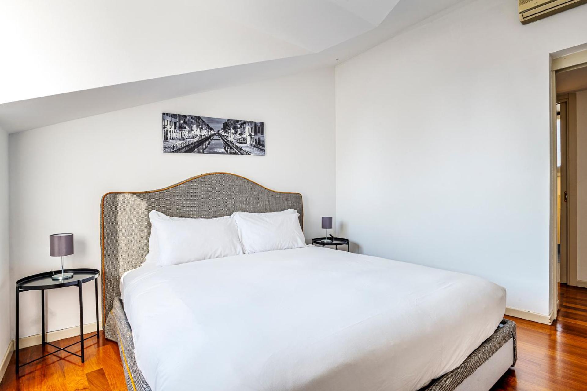 Elegant 2 Bedrooms Near Duomo Apartment