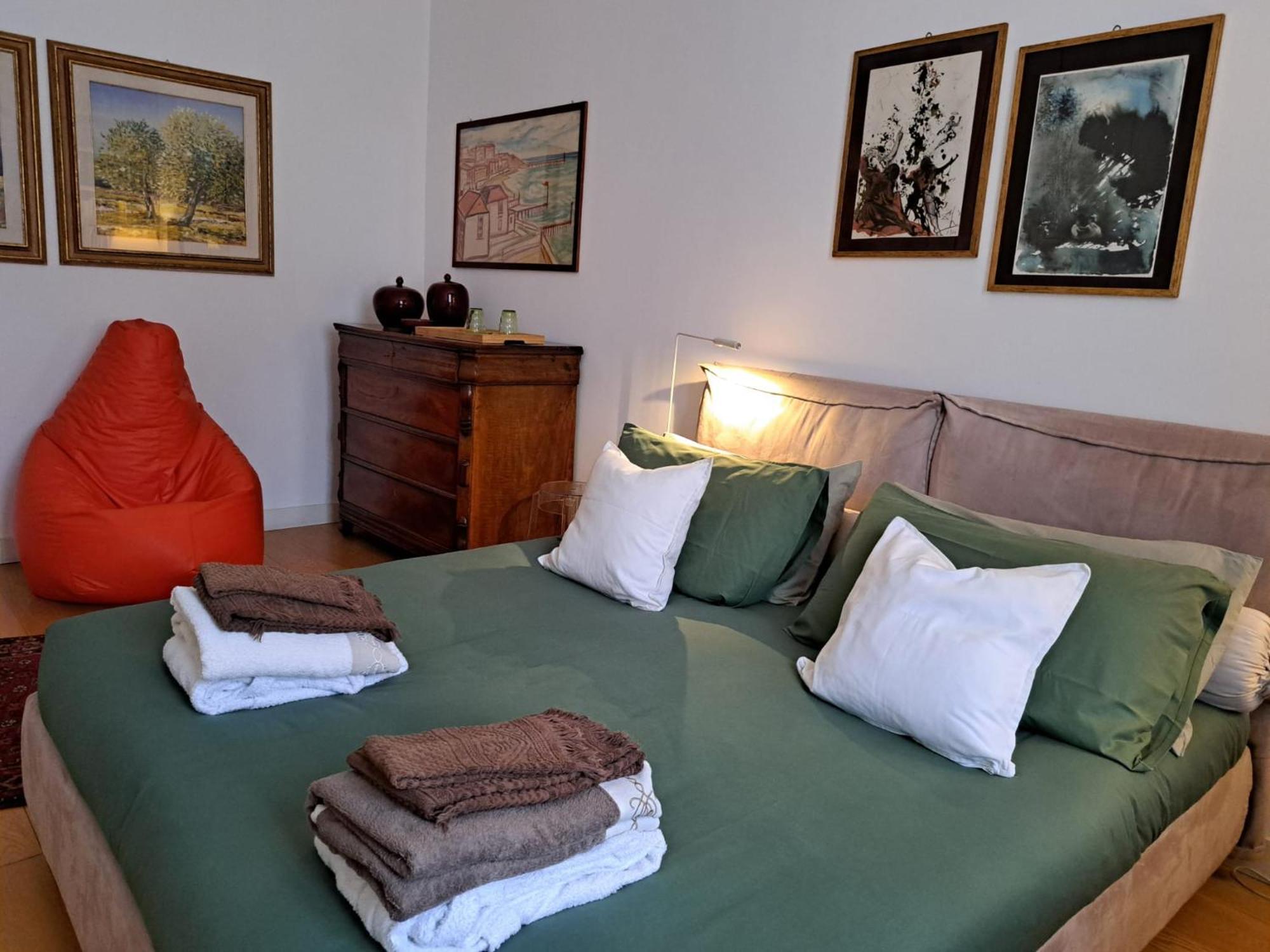 Casa Mari - Free Secure Parking, Breakfast, Private Bathroom, Wifi, Garden, Aircon, 3 Min Walk To Metro And Train Station