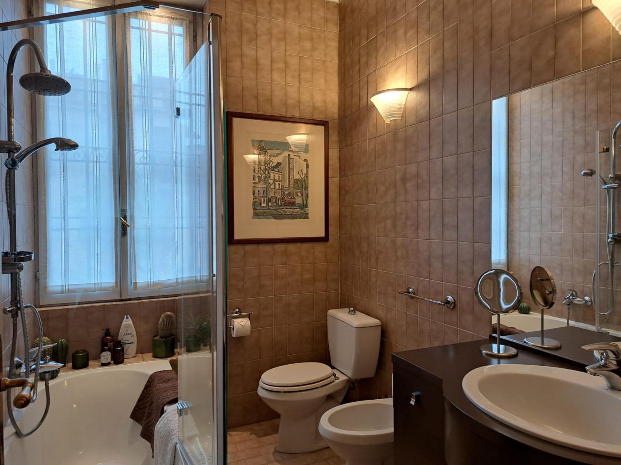 Acomodação com café da manhã  Casa Mari - Free Secure Parking, Breakfast, Private Bathroom, Wifi, Garden, Aircon, 3 Min Walk To Metro And Train Station *