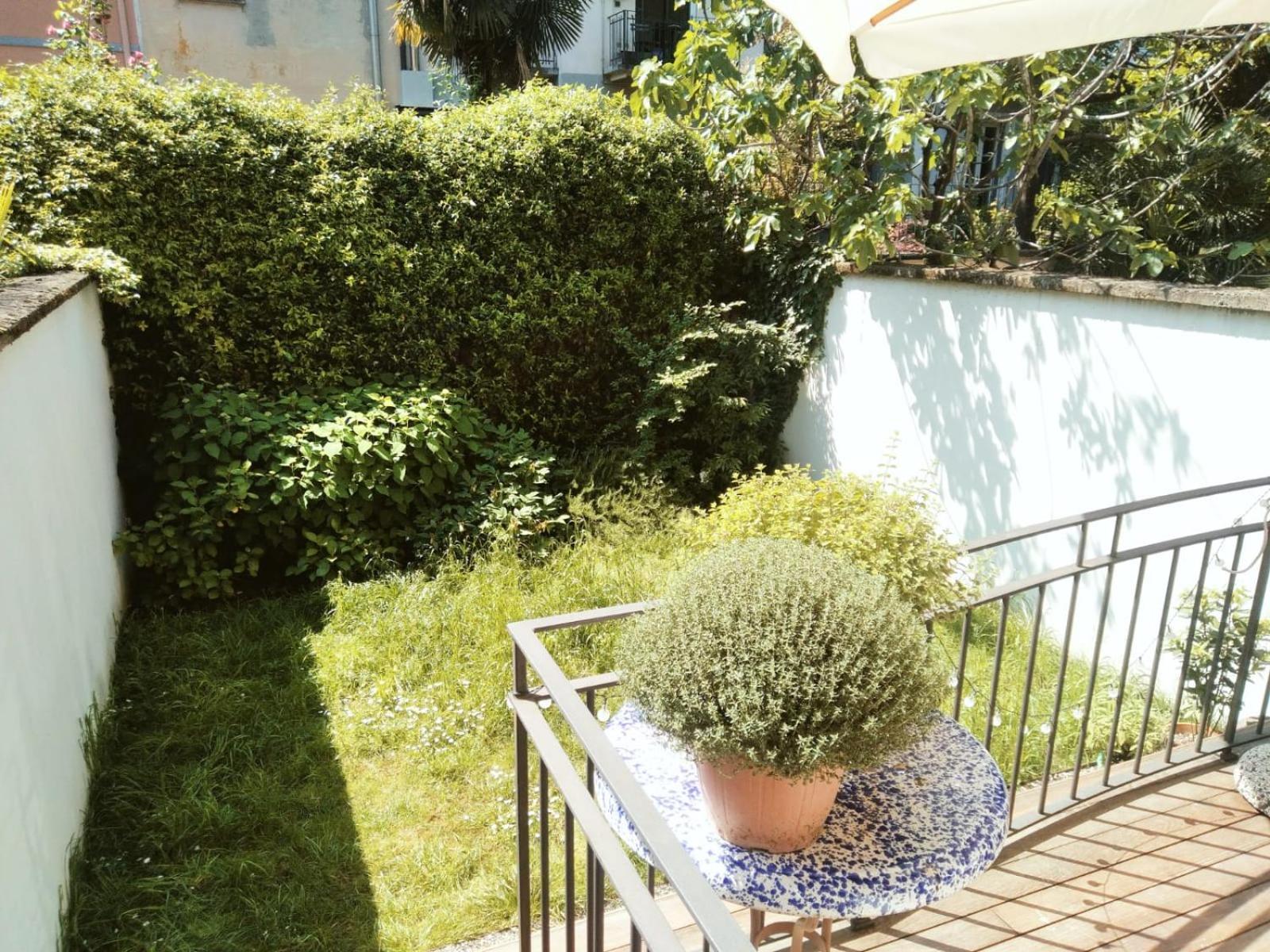 Acomodação com café da manhã  Casa Mari - Free Secure Parking, Breakfast, Private Bathroom, Wifi, Garden, Aircon, 3 Min Walk To Metro And Train Station