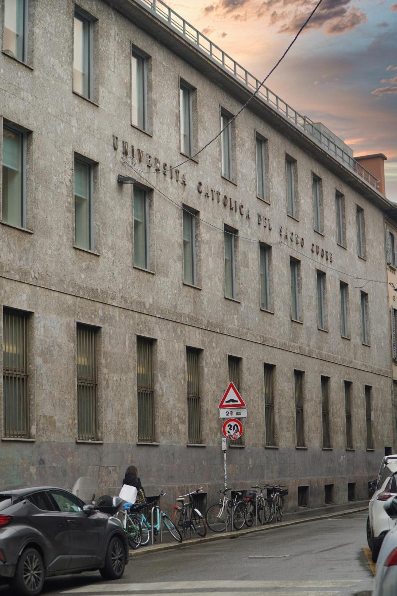 Sant'ambrogio Historic - In Front Of Cattolica Apartment *