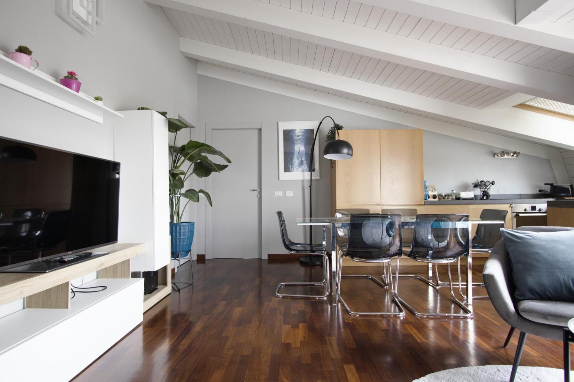 Penthouse With Patio & 2 Baths, 10 Min To Duomo Apartment Mailand