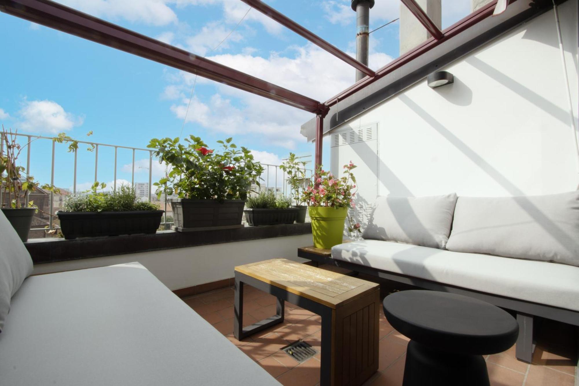 Penthouse With Patio & 2 Baths, 10 Min To Duomo Apartment *