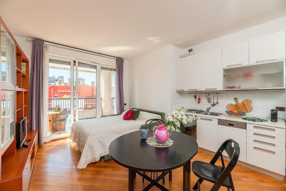 The Rainbow House With Terrace! Apartamento Milão