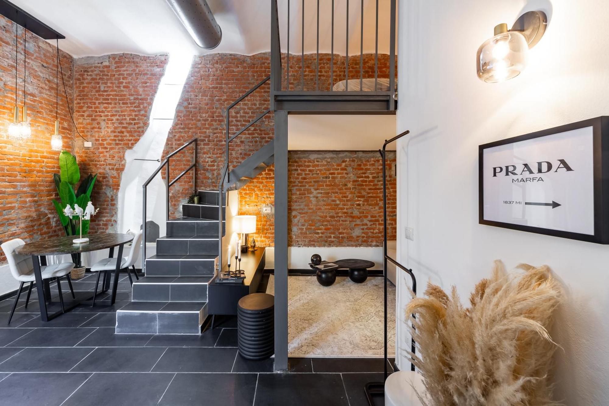 Youhosty - Design Isola Apartment
