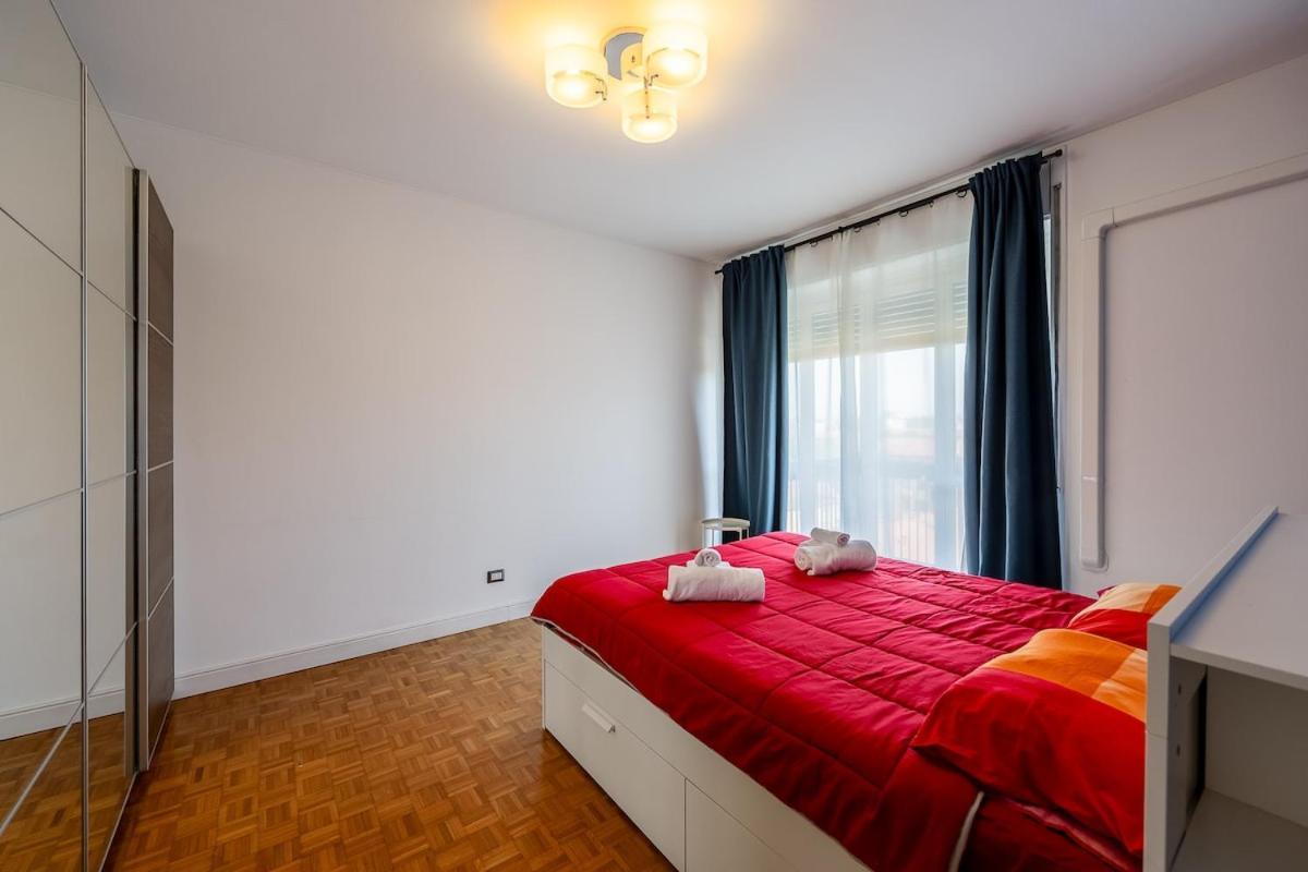 Large With Private Balcony And Workspace *