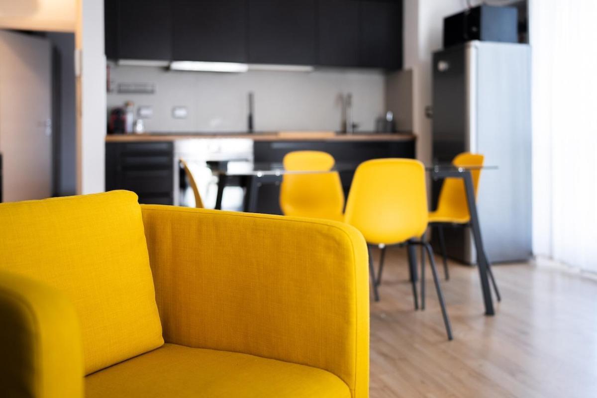 Large With Private Balcony And Workspace Apartamento