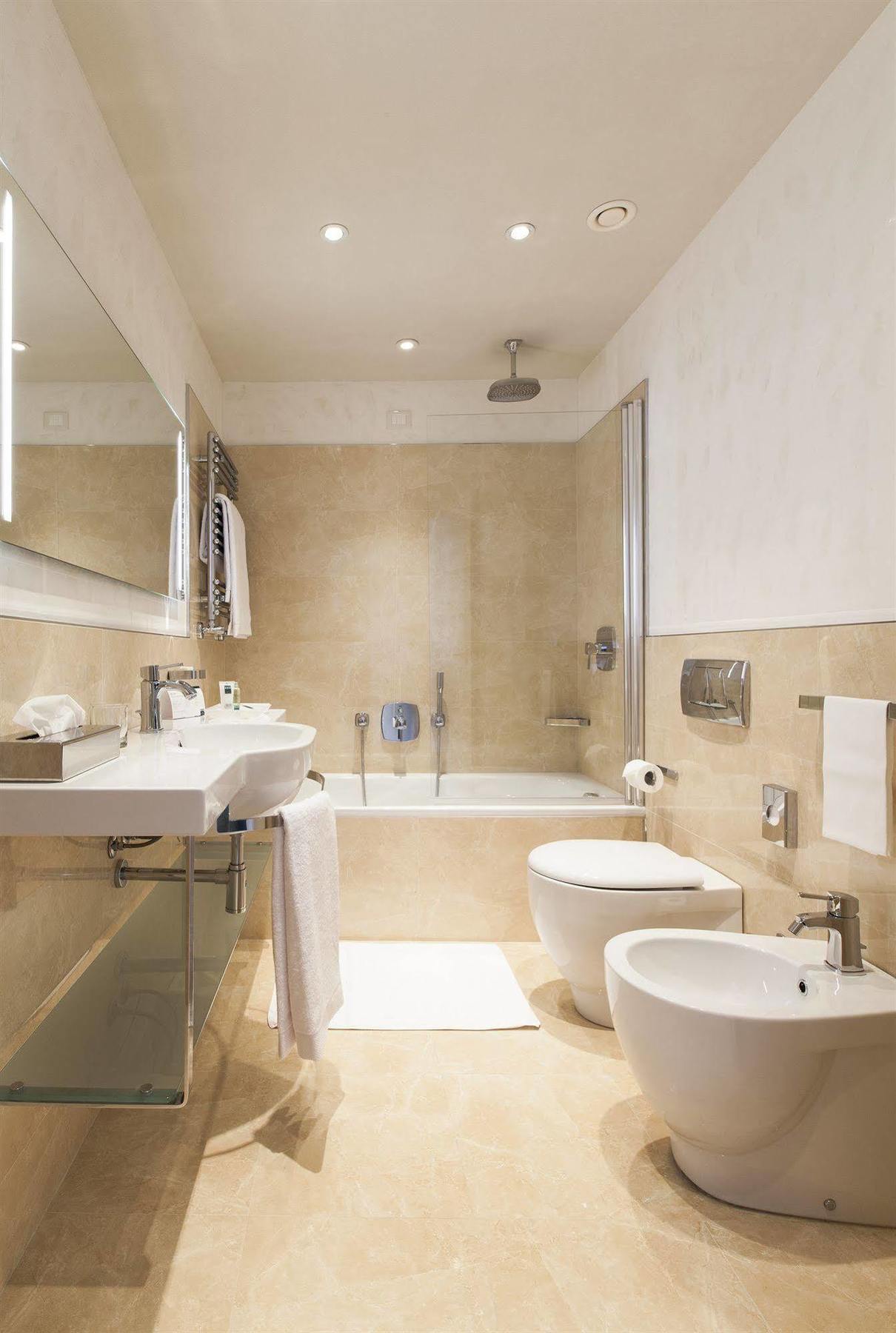 Una Century Hotel 4*