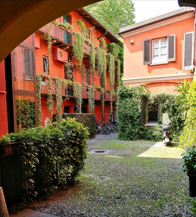 - Alzaia Naviglio Grande