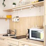 A Yellow Touch - Modern Studio In Isola Milano