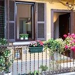 Fashion District - Top Floor Apartment
