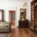 Sophisticated Apt Near Duomo