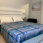 Bilocale Di Ringhiera In Corso Como/Garibaldi