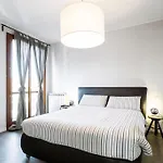 Black & White Flat In Naviglio/ Porta Genova