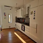 Modern Bright And Central Apartment