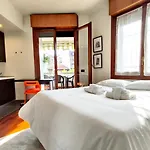 Exclusive And Unobtainable Big Terrace In Milano Downtown With Ac, Wifi, Subway M1 And M2 In Shopping Area