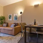 Modern & Bright 2 Bedroom Flat 50M From M4 Stop
