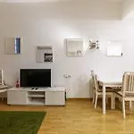 Luminoso Appartamento Con Balcone In Cadorna