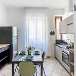 Elegant Citylife Apartment- Metro Access - Double Rooms