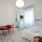 Xenia Apartments - Stylish Navigli Studio Apartment