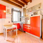 Guest Planet - Rosso Milano Apartment - Navigli Area