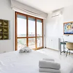 Amazing City Center Skyline Apartment