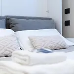 Designed Apartment In Milan Center Gae Aulenti Area With Ac, Wifi And Subway Airport Connected Steps From Central Station