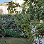 Casa Mari - Free Secure Parking, Breakfast, Private Bathroom, Wifi, Garden, Aircon, 5 Min Walk To Metro And Train Station
