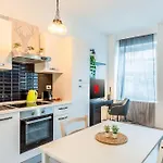 2 Minutes From Central Station-Exclusive Open Space