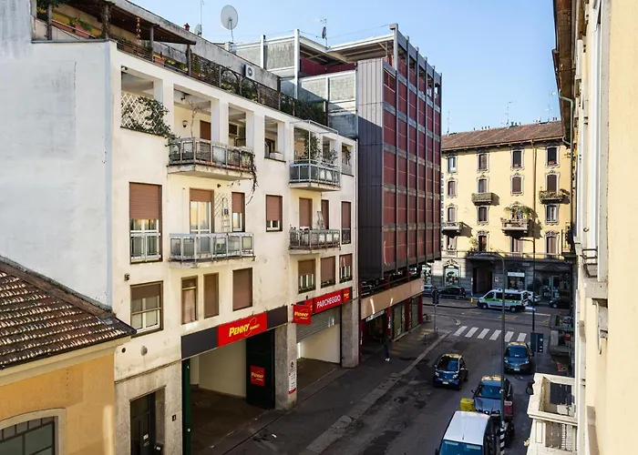 A Yellow Touch - Modern Studio In Isola Milano
