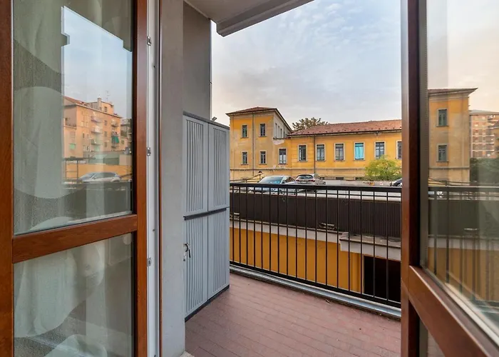 Milano Cosy Apt With Balcony!