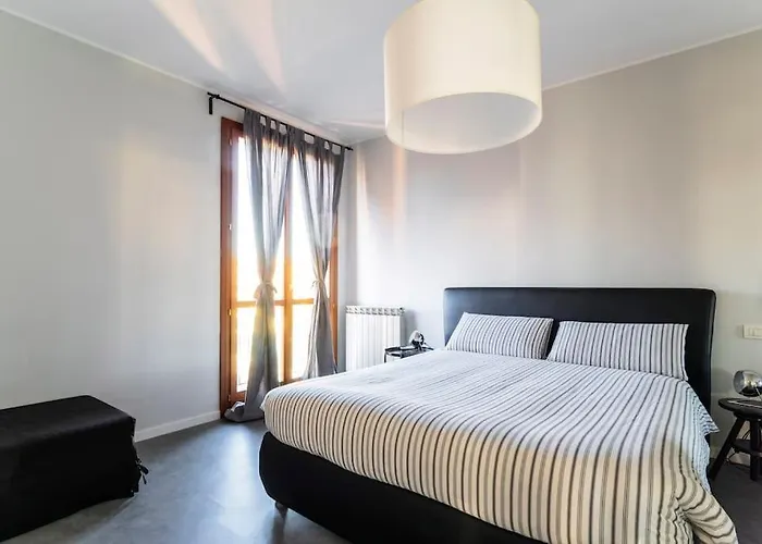 Black & White Flat In Naviglio/ Porta Genova