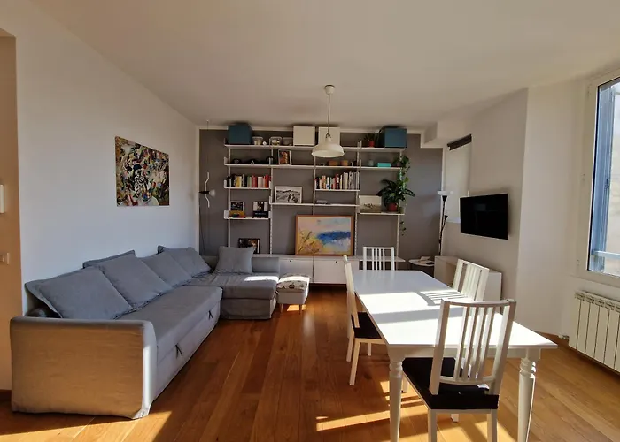 Modern Bright And Central Apartment