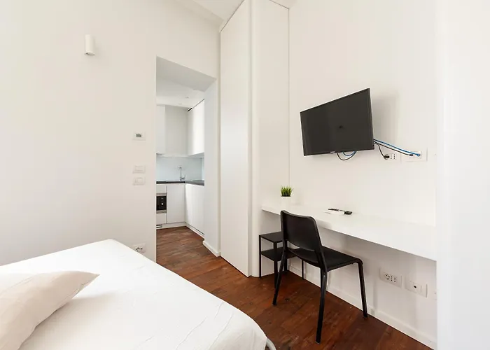 Tiny Apt Near Central Station