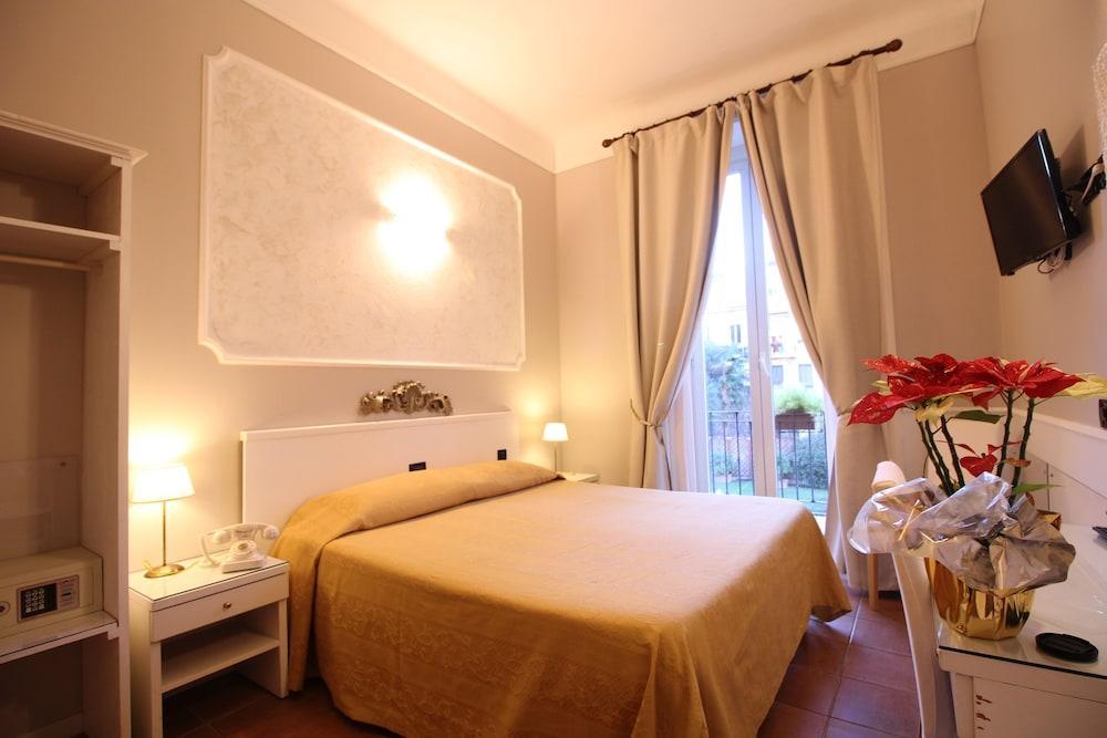 Hotel Charly 3*