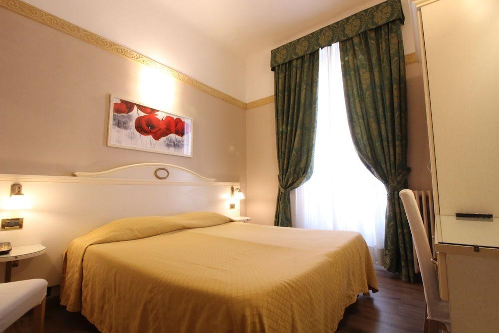 Hotel Charly 3*