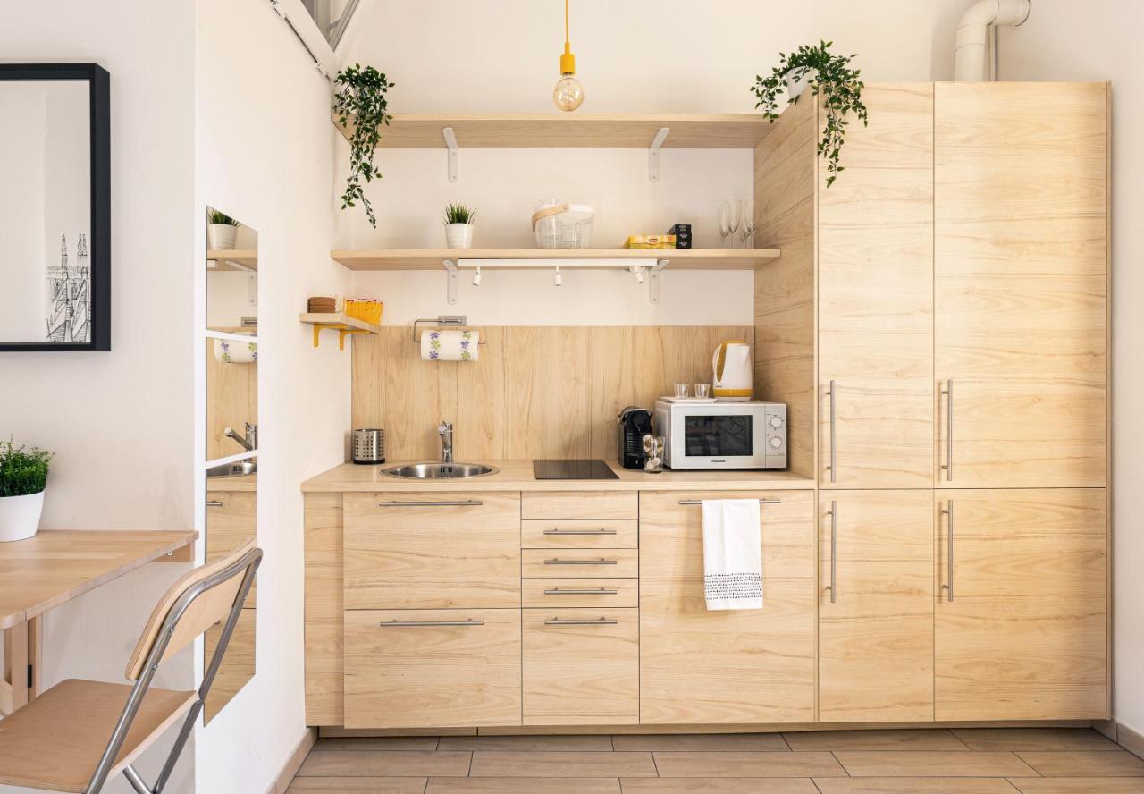 A Yellow Touch - Modern In Isola Apartment