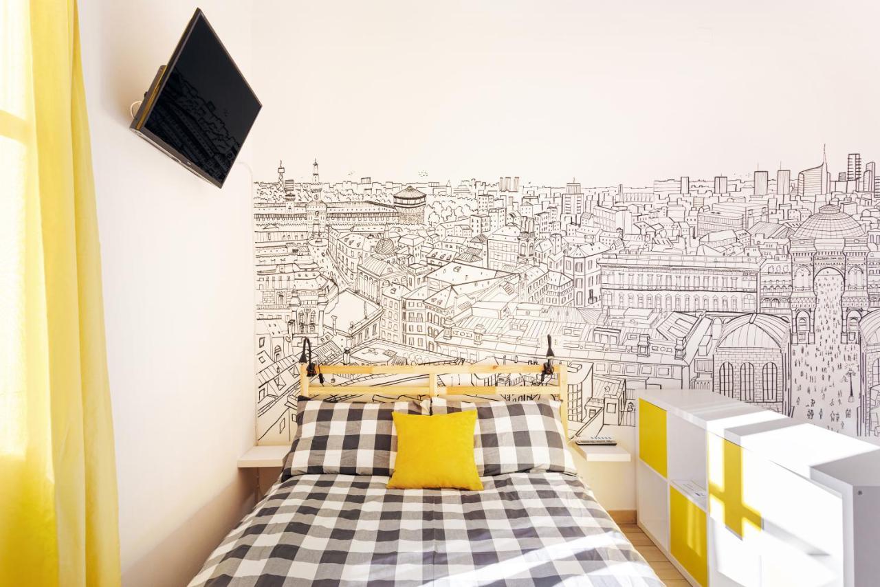 A Yellow Touch - Modern In Isola Apartment
