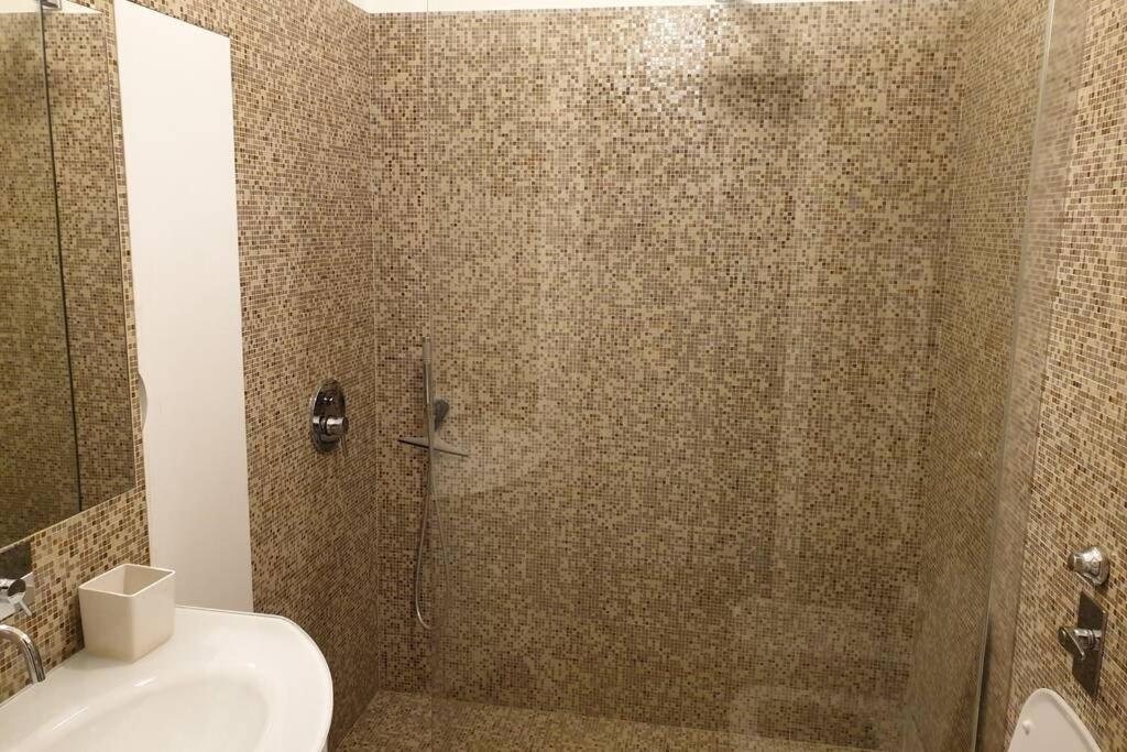 Your Lovely Home, Porta Venezia-1 Queen Bed, 3 Single Beds, 1 Sofa Bed- Apartamento