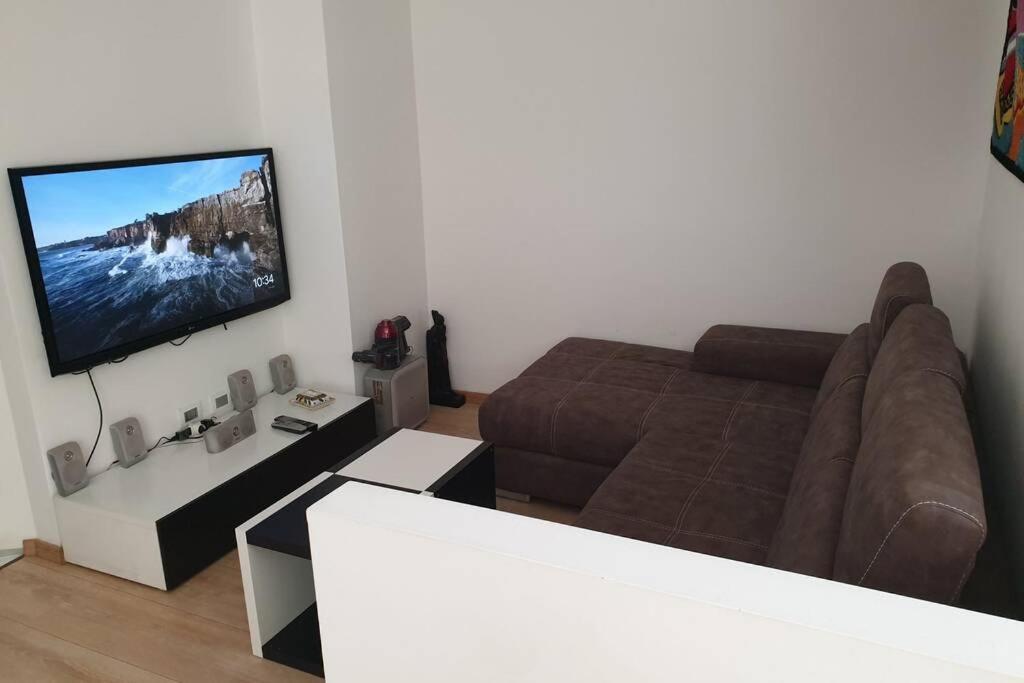 Your Lovely Home, Porta Venezia-1 Queen Bed, 3 Single Beds, 1 Sofa Bed- Apartment