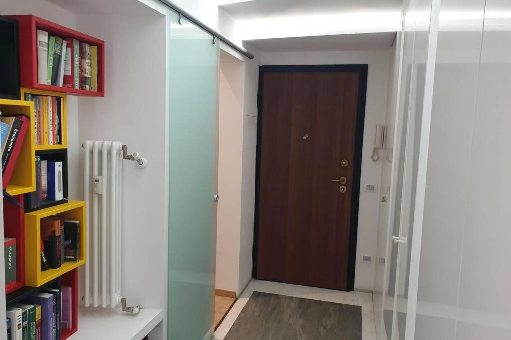 Your Lovely Home, Porta Venezia-1 Queen Bed, 3 Single Beds, 1 Sofa Bed- Apartamento Milão