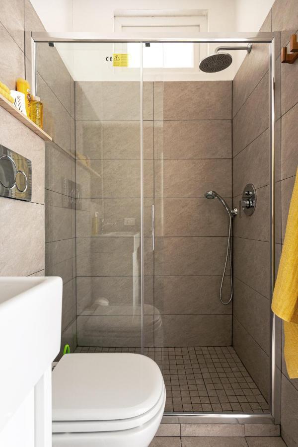 A Yellow Touch - Modern In Isola Apartment *