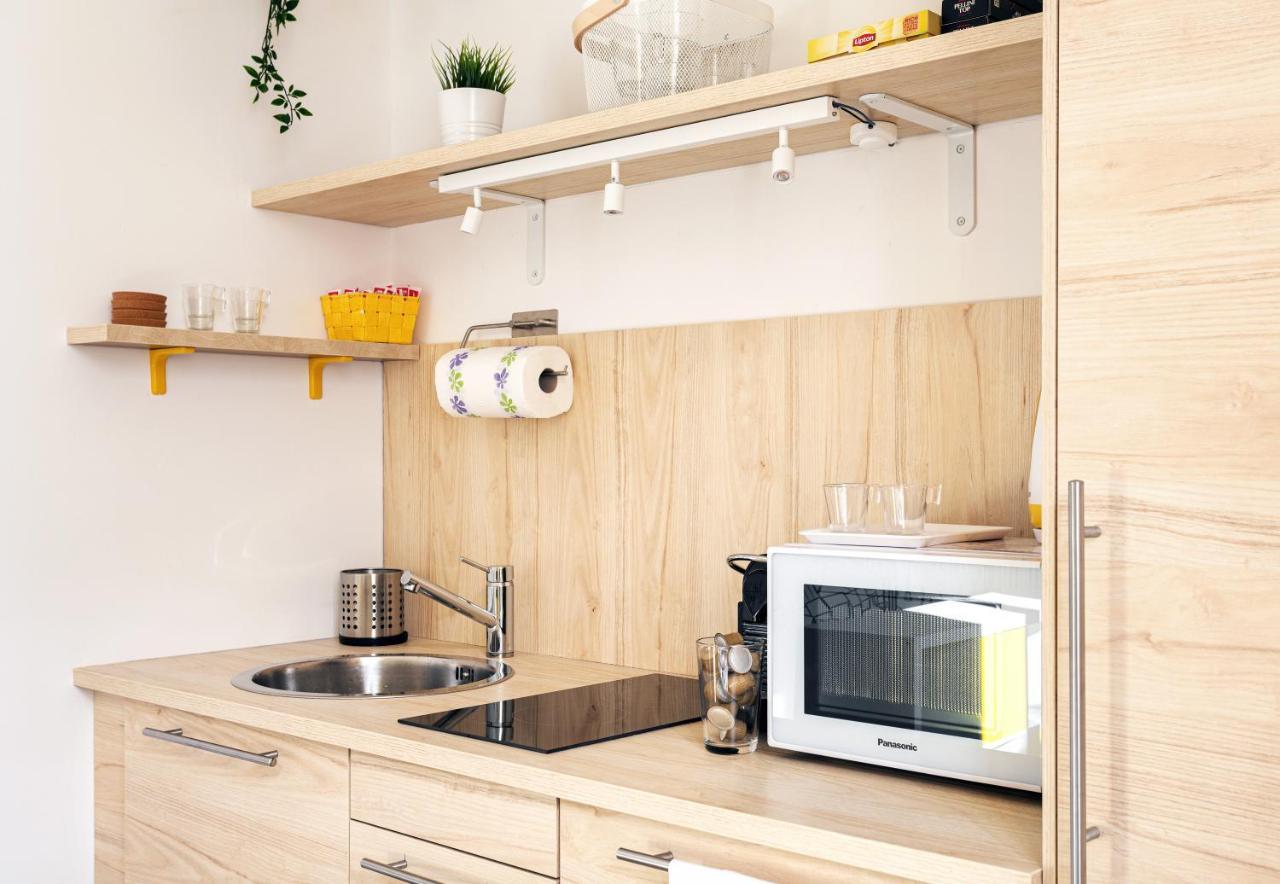A Yellow Touch - Modern In Isola Apartment Mailand
