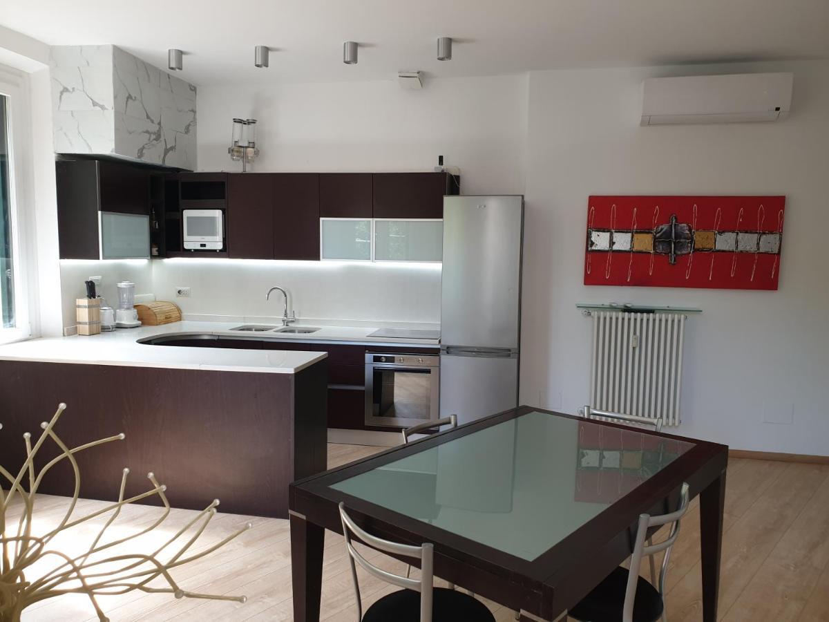 Your Lovely Home, Porta Venezia-1 Queen Bed, 3 Single Beds, 1 Sofa Bed- Apartamento