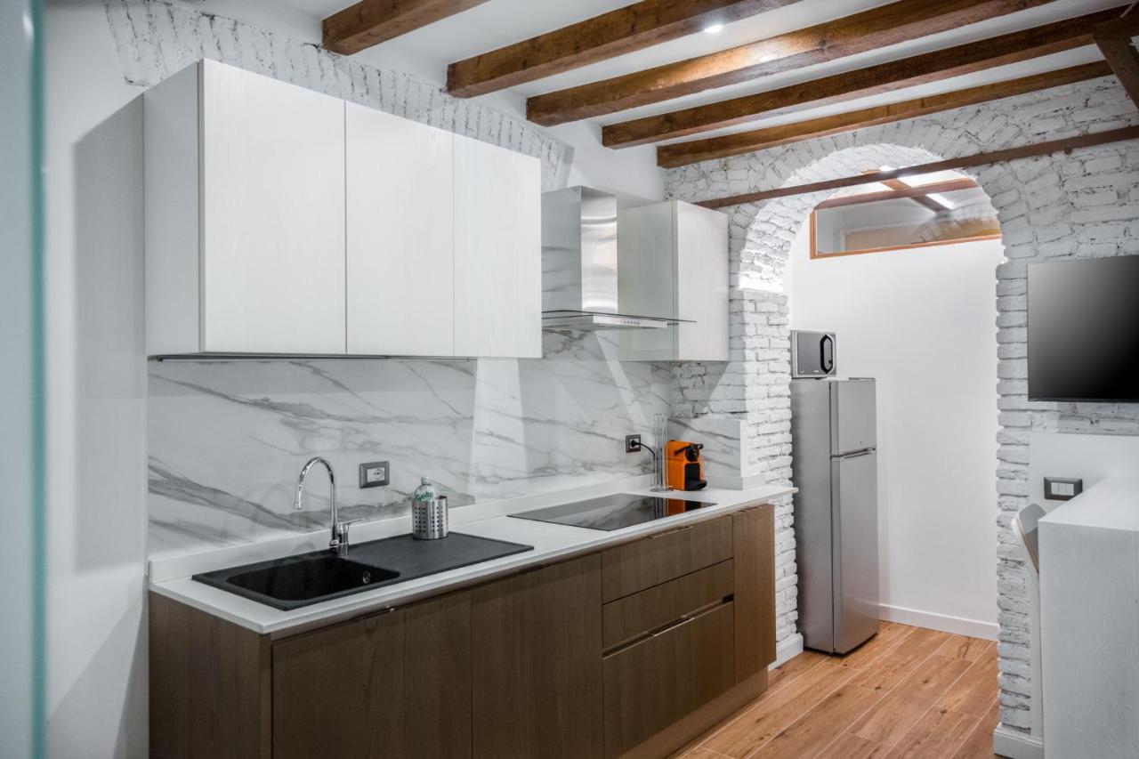 Elegant In Center Apartment