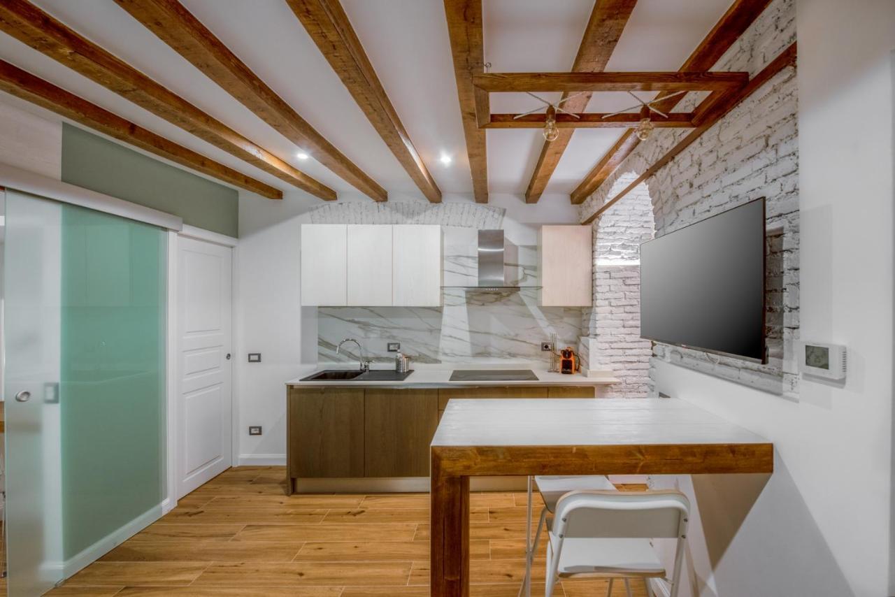Elegant In Center Apartment
