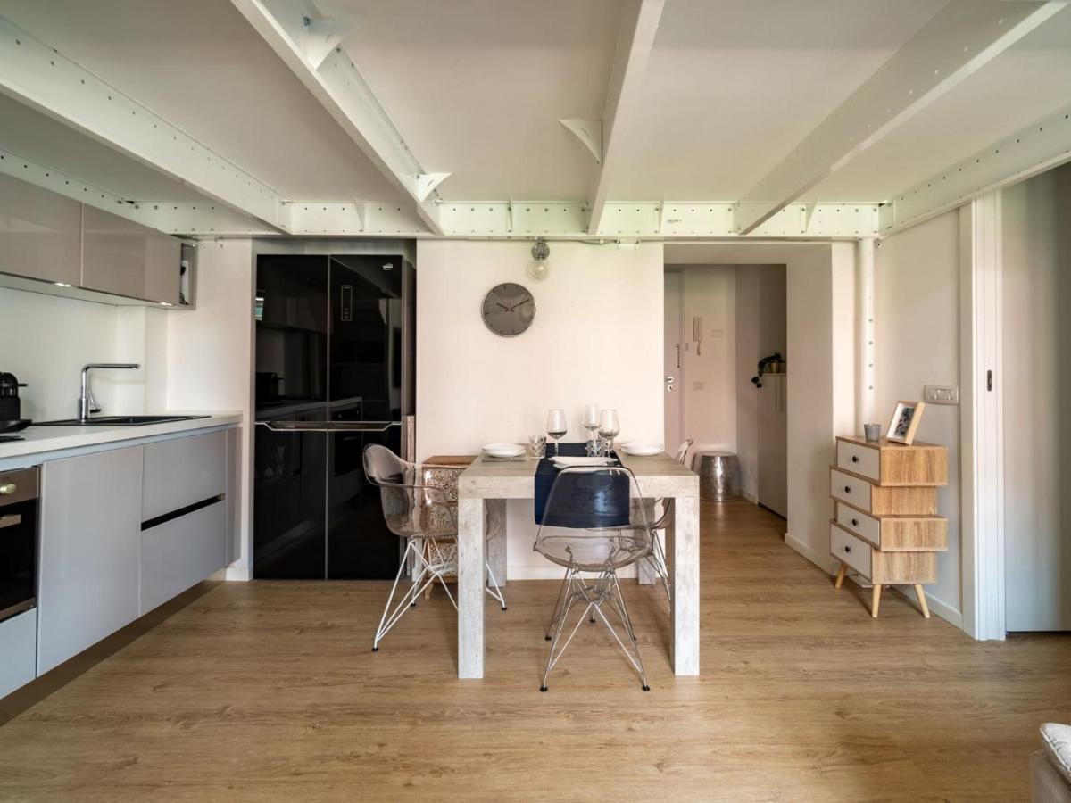 Apartamento The Rent - Lovely Loft With Balcony Near Piazza Vetra Milão
